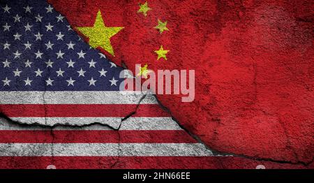 Vollformatfoto von verwitterten Flaggen der Vereinigten Staaten (USA, USA, Amerika) und Chinas auf einer rissigen Wand. Stockfoto