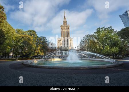 Palast der Kultur und Wissenschaft und Brunnen des Swietokrzyski Parks - Warschau, Polen Stockfoto