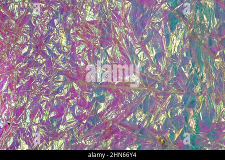 Holografische irisierende, zerkrinklte Folie. 80er Jahre abstrakte Folie zerknittert Textur Hintergrund mit verschiedenen Farben. 90s Holografischer Hintergrund Stockfoto