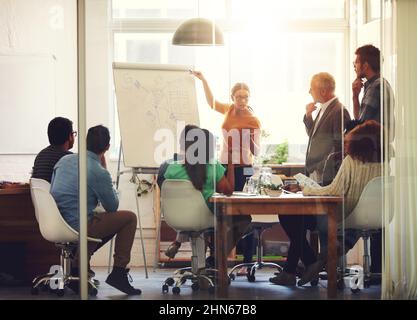 Alle Hände sind für dieses Treffen an Deck. Aufnahme einer Gruppe von Mitarbeitern in einem Sitzungssaal. Stockfoto