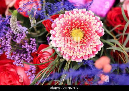 Fotos mit einem Blumenstrauß oder Strauß für den Valetines Day, bestehend aus Rosen, Orchideen und anderen Blumen. Stockfoto