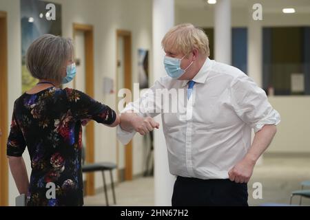 Premierminister Boris Johnson stößt sich bei einem Besuch im Northern Center for Cancer Care, North Cumbria, in Carlisle, im Rahmen seiner Reise durch Großbritannien mit einem Mitarbeiter auf Ellbogen. Bilddatum: Montag, 14. Februar 2022. Stockfoto