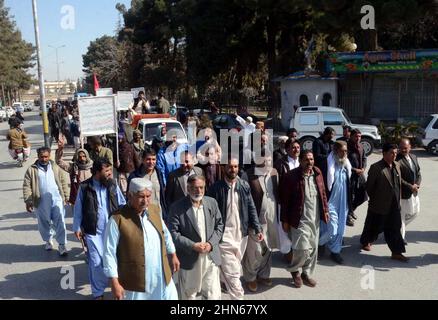 Mitglieder der Metropolitan Corporation Tanzeemi Ittehat veranstalten am Montag, den 14. Februar 2022, auf der Circular Road in Quetta eine Protestdemonstration für die Zahlung ihrer Gehälter. Stockfoto