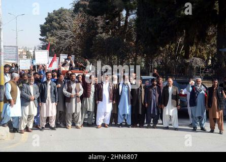 Mitglieder der Metropolitan Corporation Tanzeemi Ittehat veranstalten am Montag, den 14. Februar 2022, auf der Circular Road in Quetta eine Protestdemonstration für die Zahlung ihrer Gehälter. Stockfoto