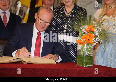 Simon Coveney signiert ein Buch als Mitglied einer irischen diplomatischen Delegation bei einem Besuch in Würzburg Stockfoto