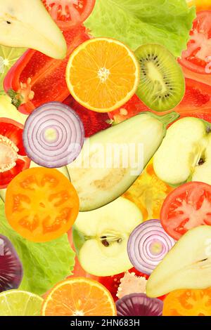 Vertikaler Hintergrund von hellem frischem Gemüse, Obst und Beeren. Stockfoto