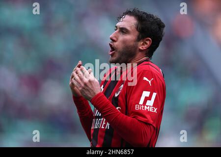 Davide Calabria von AC Milan Gesten während der Serie Ein Spiel zwischen AC Mailand und UC Sampdoria im Stadio Giuseppe Meazza am 13. Februar 2022 in Mailand, Italien. Stockfoto