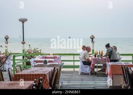 Mehrere Fischrestaurants in Hua hin verfügen über Außenterrassen am Meer. Hua hin ist ein beliebtes Reiseziel in Thailand. Stockfoto