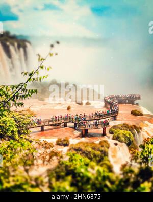 Nahsicht der Aussichtsplattform und Brücken für Touristen der Cataratas Wasser fällt unter blauen Himmel, Regenbogen und einem Wassernebel am Foz do Iguassu pa Stockfoto