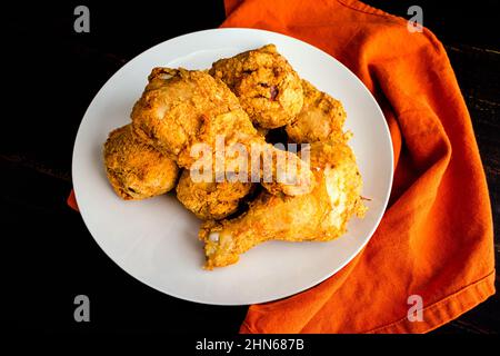 Air Fryer Southern Fried Chicken Chicken Drumsticks: Draufsicht auf einen Teller mit panierten und in der Luft gebratenen Hähnchenschenkeln Stockfoto