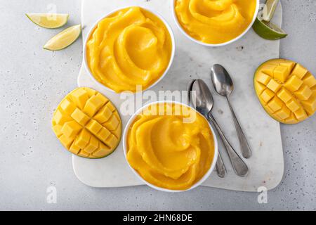 Mango-Eis oder schöne Creme, gemischtes gefrorenes Mango-Dessert Stockfoto