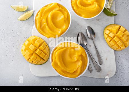 Mango-Eis oder schöne Creme, gemischtes gefrorenes Mango-Dessert Stockfoto