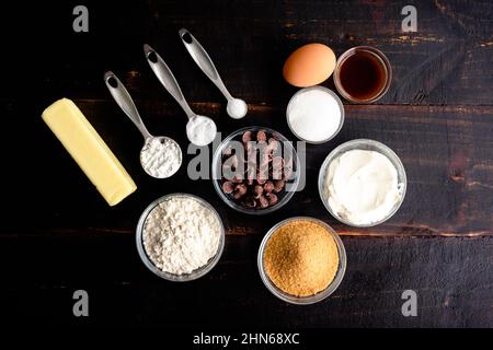 Zutaten für Weichkäse-Schokoladenchip-Kekse: Mehl, Butter und andere Zutaten für zähige Schokoladenchip-Kekse Stockfoto