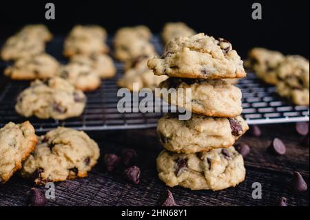 Softcharge-Frischkäse-Schokoladenchip-Cookies: Nahaufnahme von zähigen Schokoladenchip-Cookies Stockfoto