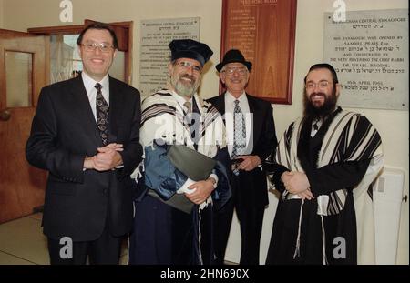 Die Entführung von Rabbi Chaim Rapoport durch den Oberrabbiner Jonathan Sacks am 05. November 1995 in der Zentralsynagoge von Birmingham. Zu den Amtsträgern der Gemeinde gehörten der Präsident Lenny Jacobs, Herr Sam Cohen, Dr. Charles Zuckerman, Herr Mike Yarm, Herr Geoffrey Clements und der Rev Meir Lev sowie ihre Frauen, darunter Frau Ruth Jacobs Stockfoto