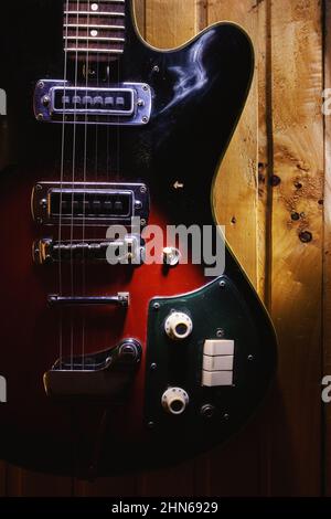 Details einer alten E-Gitarre, gebraucht und staubig. Stockfoto