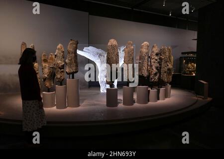 Die Welt von Stonehenge ist Großbritanniens erste große Ausstellung über die Geschichte von Stonehenge Schlüsseldarlehen umfassen die Nebra Sky Disc, die älteste Karte der Welt der Sterne und das erstaunliche hölzerne Denkmal genannt Seahenge, das vor kurzem nach Jahrtausenden aus dem Sand eines Norfolk-Strandes entstand .. Stonehenge wurde vor 4500 Jahren etwa zur gleichen Zeit wie die Sphinx und die große Pyramide von Gizeh in Ägypten gebaut. Fast zwei Drittel der Objekte, die in der Welt von Stonehenge ausgestellt werden, sind Leihgaben, die Objekte von 35 Kreditgebern aus ganz Großbritannien und Europa enthalten und in Großbritannien noch nie gesehen wurden ... Stockfoto