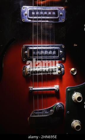 Details einer alten E-Gitarre, gebraucht und staubig. Stockfoto
