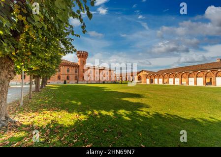 Pollenzo, Bra, Piemont, Italien - 12. Oktober 2021: Gebäude und Park der Universität für gastronomische Wissenschaften im alten Schloss von König Vittorio Eman Stockfoto