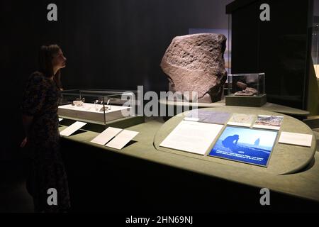 Die Welt von Stonehenge ist Großbritanniens erste große Ausstellung über die Geschichte von Stonehenge Schlüsseldarlehen umfassen die Nebra Sky Disc, die älteste Karte der Welt der Sterne und das erstaunliche hölzerne Denkmal genannt Seahenge, das vor kurzem nach Jahrtausenden aus dem Sand eines Norfolk-Strandes entstand .. Stonehenge wurde vor 4500 Jahren etwa zur gleichen Zeit wie die Sphinx und die große Pyramide von Gizeh in Ägypten gebaut. Fast zwei Drittel der Objekte, die in der Welt von Stonehenge ausgestellt werden, sind Leihgaben, die Objekte von 35 Kreditgebern aus ganz Großbritannien und Europa enthalten und in Großbritannien noch nie gesehen wurden ... Stockfoto