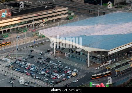 Luftaufnahme des Warschauer Hauptbahnhofs (Warszawa Centralna) - Warschau, Polen Stockfoto