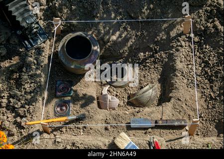 Töpferei Entdeckung beim Graben im Garten Stockfoto