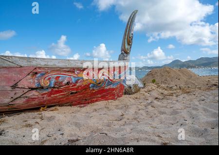 Traditionelle Holzboote, gesehen am Strand von Nettle Bay / Baie Nettlé auf der französischen Seite der Insel Saint-Martin / Sint Maarten Stockfoto