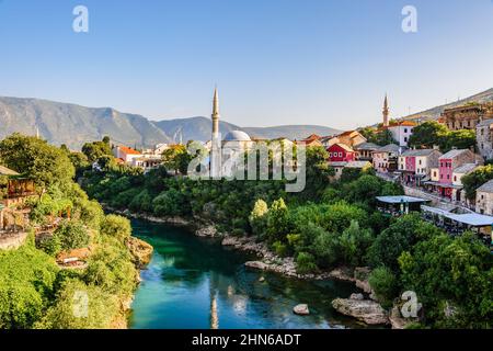 Schöne Aussicht auf Mostar Stadt mit Neretva Fluss und alte Architektur von der alten Brücke in Bosnien und Herzegowina Stockfoto