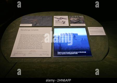 Die Welt von Stonehenge ist Großbritanniens erste große Ausstellung über die Geschichte von Stonehenge Schlüsseldarlehen umfassen die Nebra Sky Disc, die älteste Karte der Welt der Sterne und das erstaunliche hölzerne Denkmal genannt Seahenge, das vor kurzem nach Jahrtausenden aus dem Sand eines Norfolk-Strandes entstand .. Stonehenge wurde vor 4500 Jahren etwa zur gleichen Zeit wie die Sphinx und die große Pyramide von Gizeh in Ägypten gebaut. Fast zwei Drittel der Objekte, die in der Welt von Stonehenge ausgestellt werden, sind Leihgaben, die Objekte von 35 Kreditgebern aus ganz Großbritannien und Europa enthalten und in Großbritannien noch nie gesehen wurden ... Stockfoto