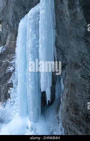 Detail von Eisfall in einer Winterlandschaft. Stockfoto