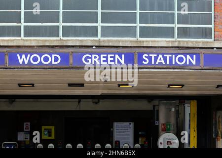 London, Großbritannien. 14th. Februar 2022. Wood Green U-Bahn-Station im Norden Londons. Kredit: SOPA Images Limited/Alamy Live Nachrichten Stockfoto