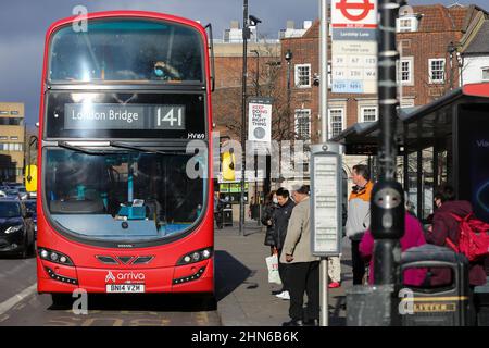 London, Großbritannien. 14th. Februar 2022. Ein Londoner Bus kam an einer Bushaltestelle an. Kredit: SOPA Images Limited/Alamy Live Nachrichten Stockfoto