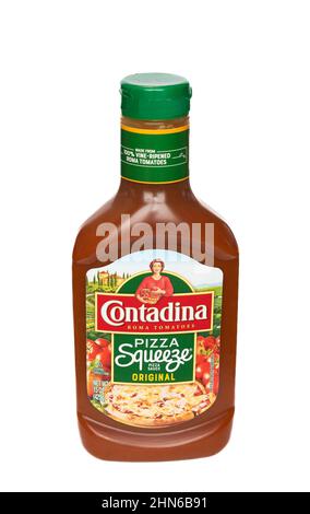 NISSWAS, MN - 19 JAN 2022: Plastikflasche Pizza-Sauce isoliert auf Weiß. Stockfoto