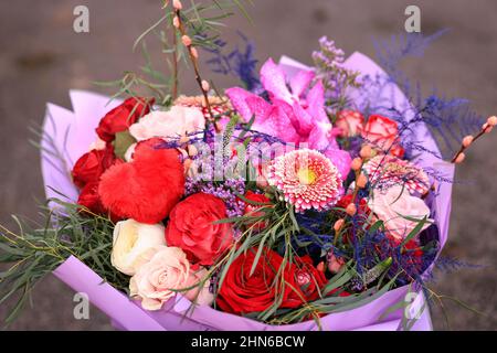 Fotos mit einem Blumenstrauß oder Strauß für den Valetines Day, bestehend aus Rosen, Orchideen und anderen Blumen. Stockfoto