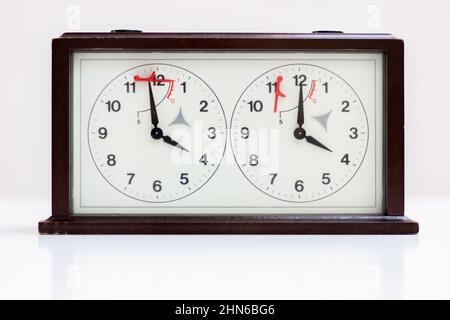 Schachuhr auf weißem Hintergrund isoliert Stockfoto