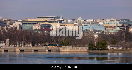 WASHINGTON, DC, USA - Skyline der Innenstadt vom Tidal Basin. Stockfoto