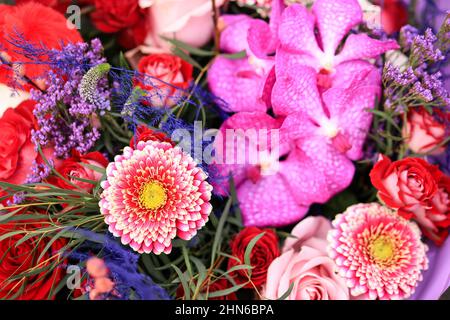 Fotos mit einem Blumenstrauß oder Strauß für den Valetines Day, bestehend aus Rosen, Orchideen und anderen Blumen. Stockfoto