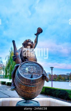 Bacchus Brunnen von Künstler will Lofy bei Sonnenuntergang, Remich, Luxemburg Stockfoto
