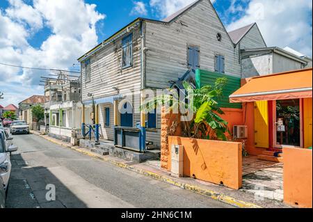 Traditionelle karibische Architektur von Marigot, Hauptstadt des französischen Teils von Saint-Martin / Sint Maarten Stockfoto