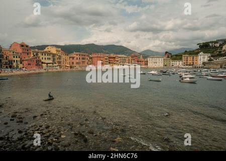 Panoramasicht auf die Bucht der Stille in Sestri Levante, Ligurien, Italien über die bunten Häuser, Berge und Küste Stockfoto