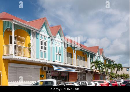 Traditionelle karibische Architektur der Rue de l'Hôtel in Marigot, der Hauptstadt des französischen Teils von Saint-Martin / Sint Maarten Stockfoto