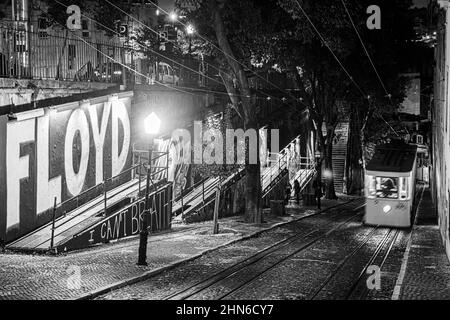 Lissabon, Portugal - 24.-30. Oktober 2020: Nachtansicht der berühmten, alten Aufzüge und Straßenbahnen gegen die Lichter der Stadt, zwischen dem 24th. Und 30th. Oktober 2021 in Lisb Stockfoto