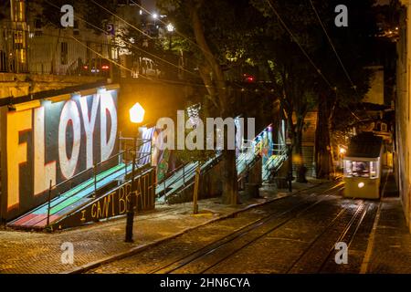 Lissabon, Portugal - 24.-30. Oktober 2020: Nachtansicht der berühmten, alten Aufzüge und Straßenbahnen gegen die Lichter der Stadt, zwischen dem 24th. Und 30th. Oktober 2021 in Lisb Stockfoto