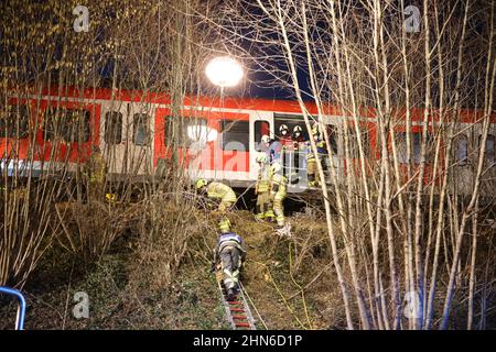 14. Februar 2022, Bayern, Schäftlarn: Rettungskräfte arbeiten am Unfallort. Bei einem Zusammenstoß zweier Nahverkehrszüge im Münchner Bezirk wurde am Montag eine Person getötet und mehr als zehn verletzt. Es gebe eine niedrige zweistellige Zahl von Verletzten, berichtete ein Sprecher des Münchner Polizeipräsidals. Foto: Matthias Balk/dpa Stockfoto