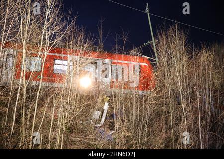 14. Februar 2022, Bayern, Schäftlarn: Rettungskräfte arbeiten am Unfallort. Bei einem Zusammenstoß zweier Nahverkehrszüge im Münchner Bezirk wurde am Montag eine Person getötet und mehr als zehn verletzt. Es gebe eine niedrige zweistellige Zahl von Verletzten, berichtete ein Sprecher des Münchner Polizeipräsidals. Foto: Matthias Balk/dpa Stockfoto