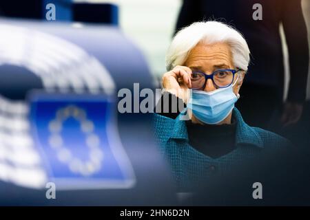 14. Februar 2022, Frankreich, Straßburg: Christine Lagarde, Präsidentin der Europäischen Zentralbank (EZB), sitzt im Plenarsaal des Europäischen Parlaments. Auf der vorläufigen Tagesordnung stehen unter anderem der Jahresbericht 2021 der Europäischen Zentralbank, eine Debatte mit EZB-Chef Lagarde und ein Antrag auf Aufhebung der Immunität des ehemaligen AfD-Abgeordneten Meuthen. Foto: Philipp von Ditfurth/dpa Stockfoto