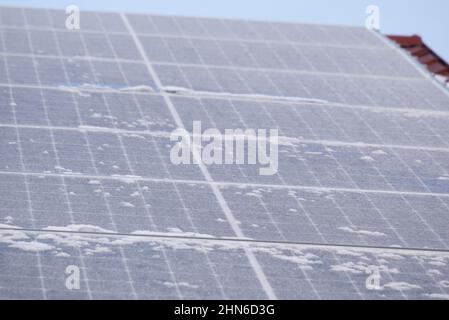 Photovoltaikpaneele auf dem im Eis verdeckten Dach Stockfoto