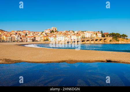 Blick auf Banyuls-sur-Mer, ein Küstendorf in Südfrankreich, nahe der Grenze zu Spanien Stockfoto