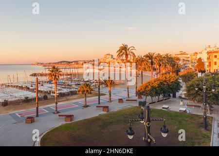Hochwinkelansicht auf Sitges, Provinz Barcelona, Katalonien, Spanien bei Sonnenaufgang Stockfoto