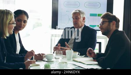 Dasselbe Ziel, unterschiedliche Standpunkte. 4K Videoaufnahmen einer Gruppe von Geschäftsleuten, die im Sitzungssaal eine Sitzung abhalten. Stockfoto